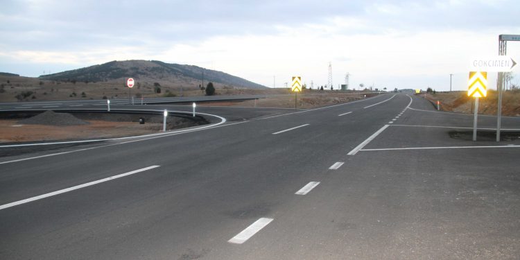 Beyşehir-Seydişehir arası bölünmüş yol çalışmaları sürüyor