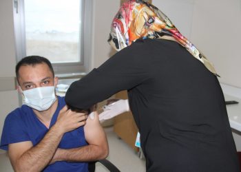 Sağlıkçılara CoronaVac aşısının ilk dozu uygulandı