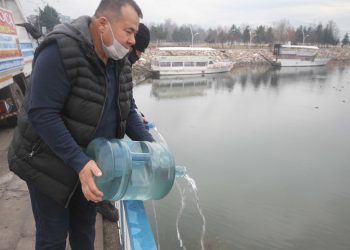 Damacanalarla yağmur suyunu göle boşalttı