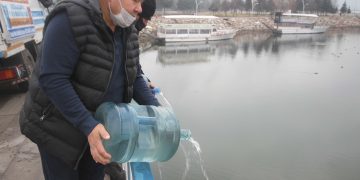 Damacanalarla yağmur suyunu göle boşalttı