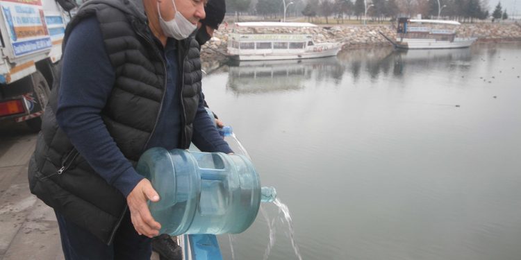 Damacanalarla yağmur suyunu göle boşalttı