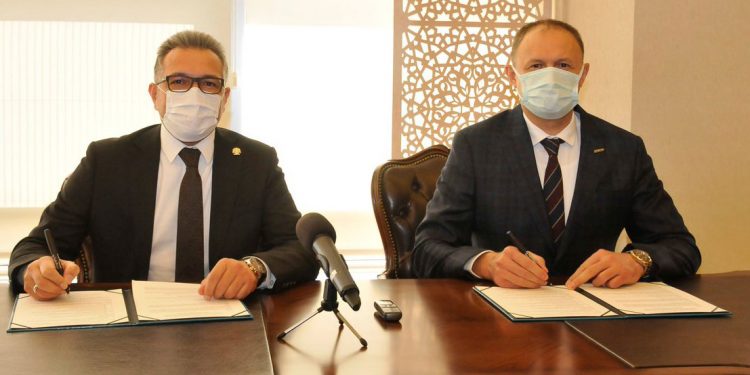 Ali Akkanat İşletme Fakültesi’ni tercih eden 10 öğrenciye burs imkanı