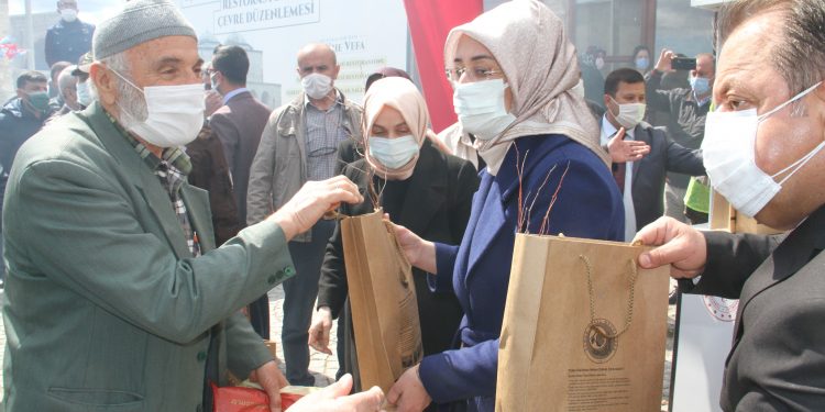 Dört ilçede vatandaşlara ücretsiz 19 bin fidan dağıtıldı