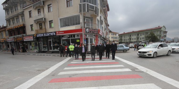 Yaya yolları kırmızıya boyandı